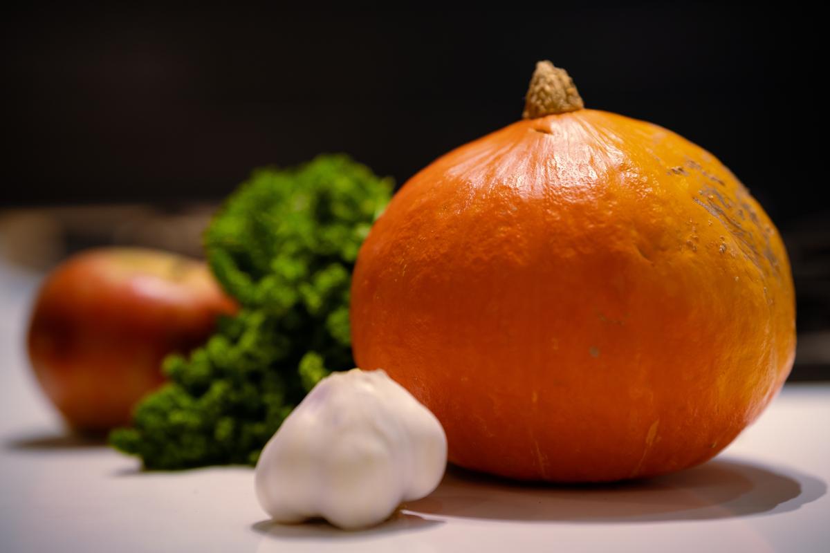 Prendi la zucca, tagliala a cubetti e metti tutto in padella: il contorno sfizioso e croccante per ogni secondo