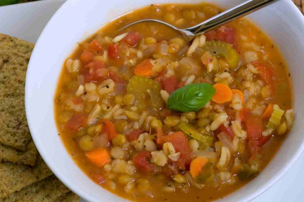 Zuppa di orzo e lenticchie