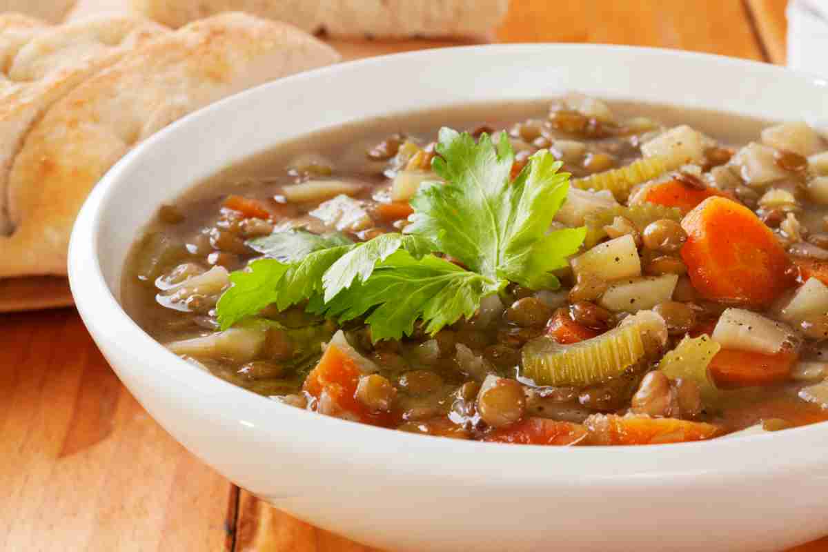 Zuppa di orzo e lenticchie, ricetta nutriente, sfiziosa e perfetta per scaldarsi in inverno