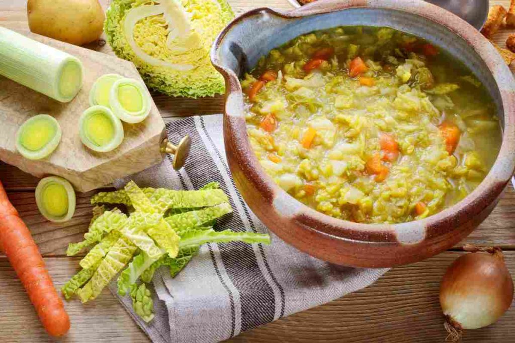 Zuppa di verza e patate ricetta 