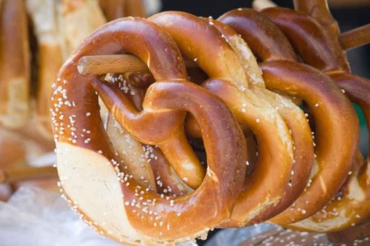 Facciamo i bretzel in casa e sarà subito ‘effetto Natale’: morbidi e gustosi, non potrai più farne a meno