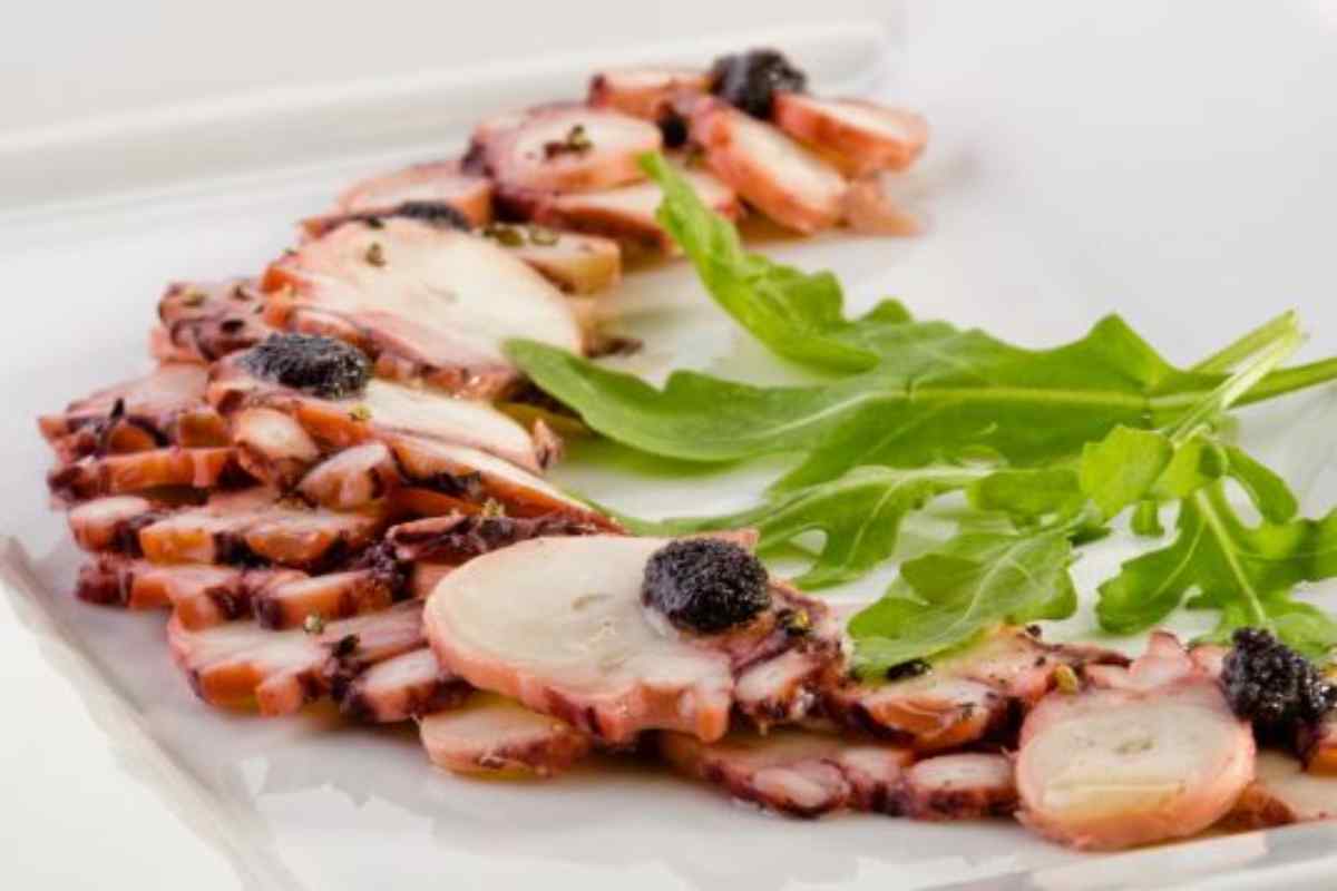 Il polpo a Natale, quest’anno non lo facciamo a insalata: a carpaccio conquisti persino chi non mangia pesce