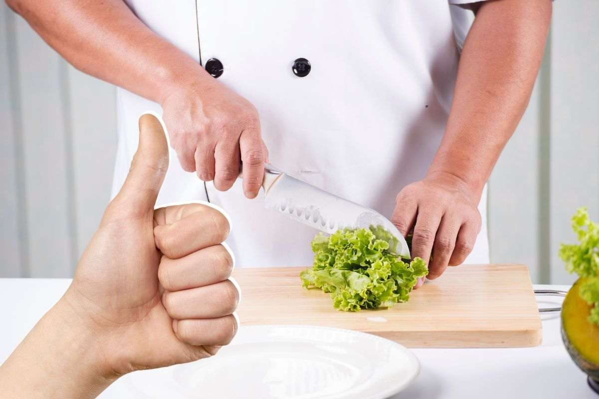 Addio sprechi in cucina, non buttare il colletto dell’insalata: il trucco furbo che ti aiuta in cucina