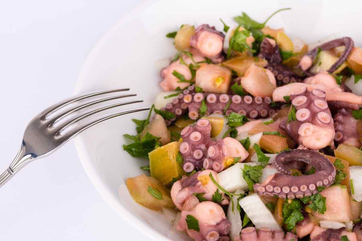 Immancabile l’insalata di mare per il veglione: segui la ricetta di Sonia Peronaci e tutti si leccheranno i baffi