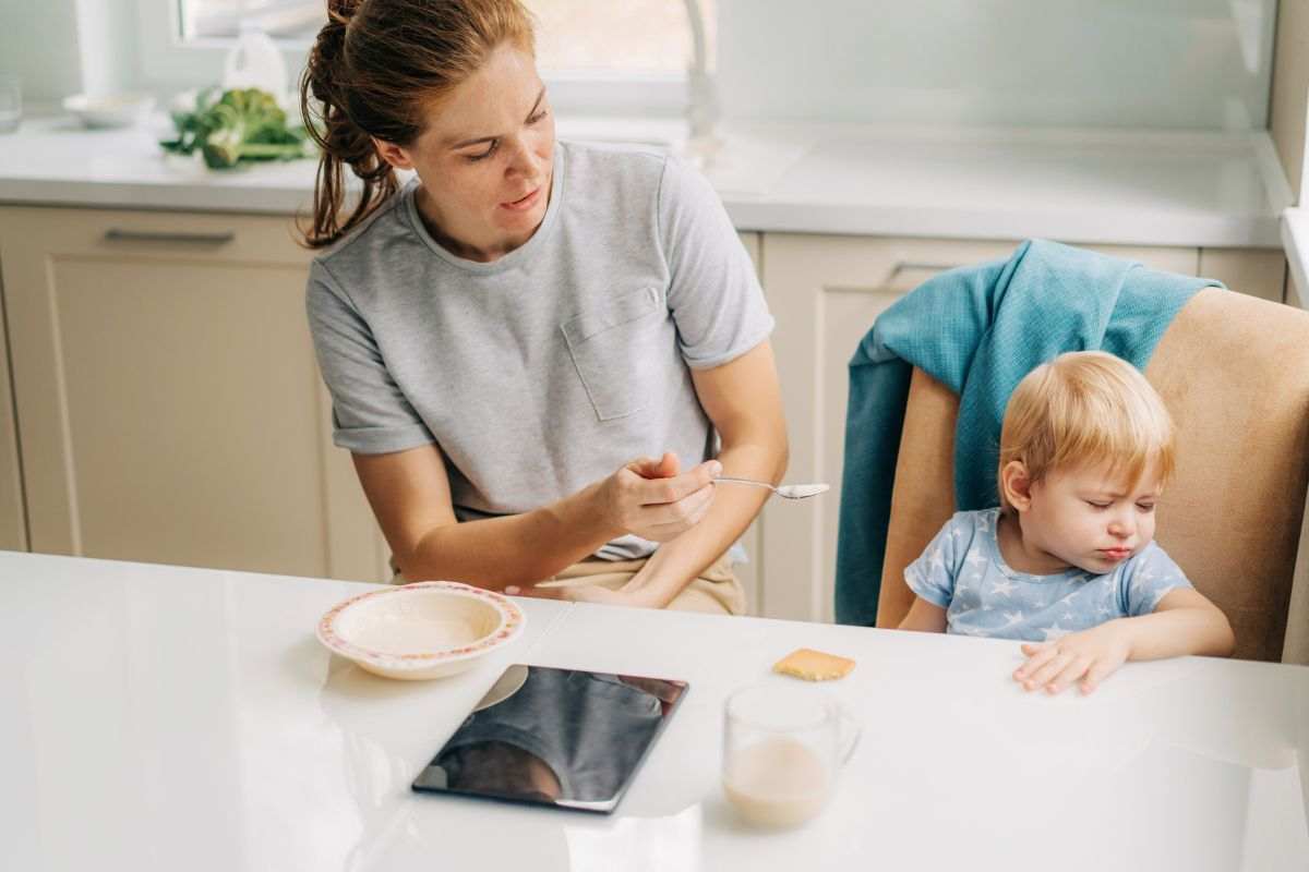 Tuo figlio si rifiuta sempre di mangiare cibi nuovi? C’è una spiegazione precisa: ecco cosa fare