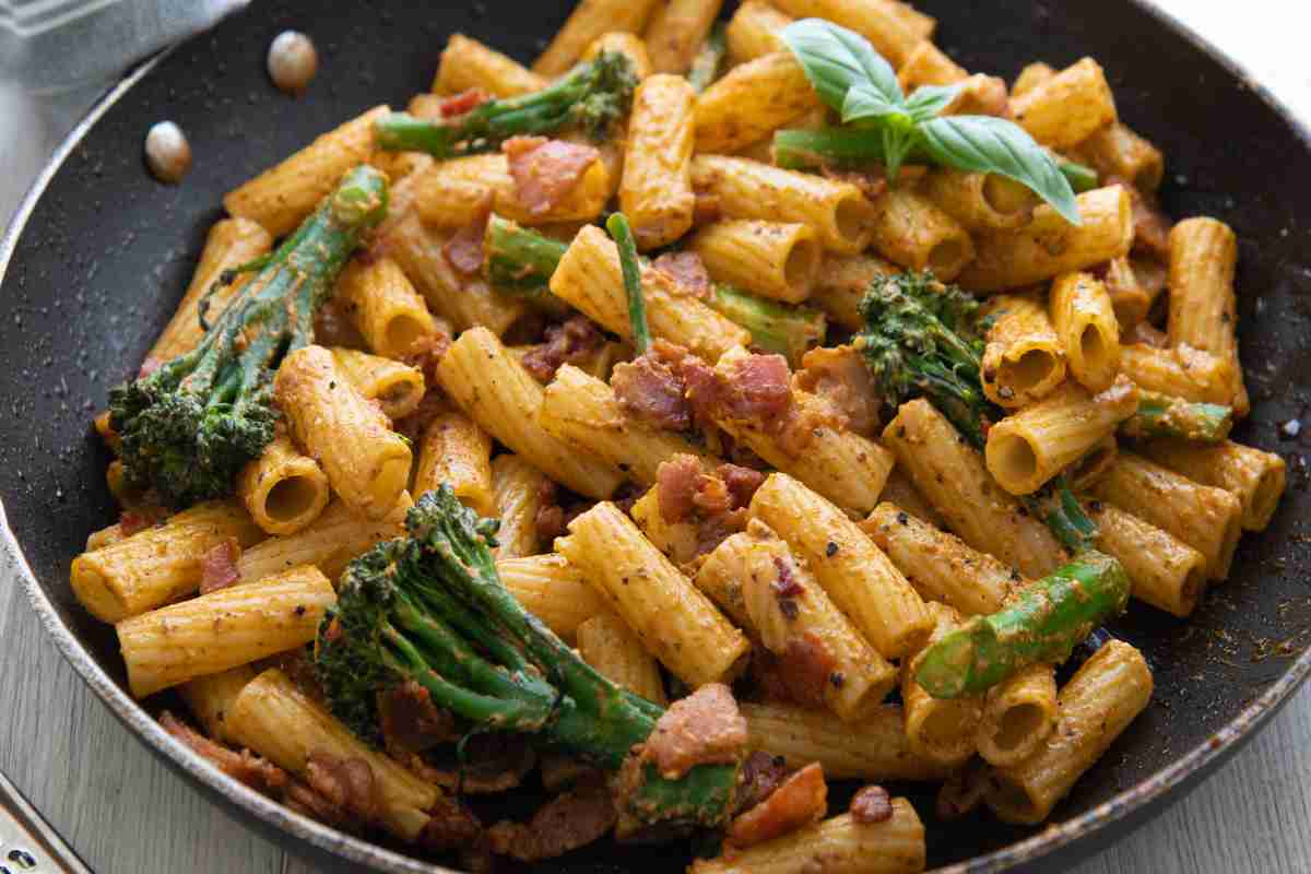 La ricetta economica, buona e saporita: la pasta con broccoli e pancetta è di una bontà unica