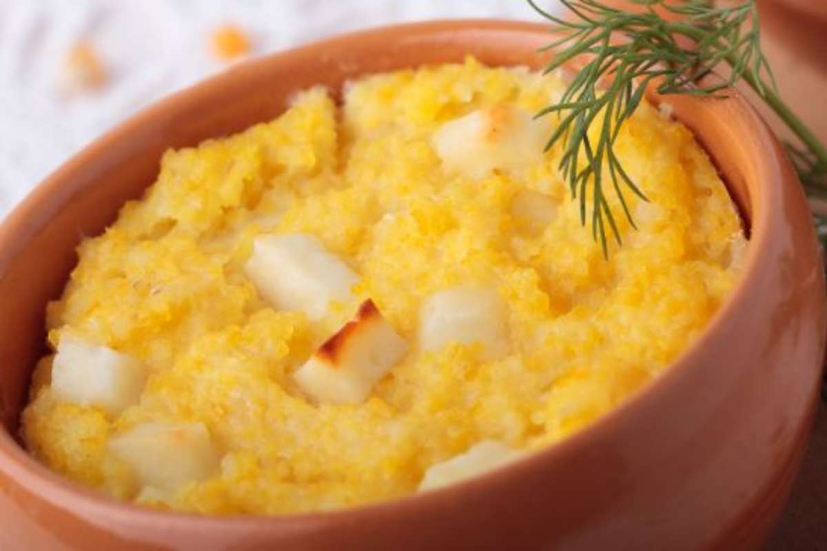 La chiamano polenta concia ed è deliziosa: di una cremosità unica. Conquista proprio tutti!