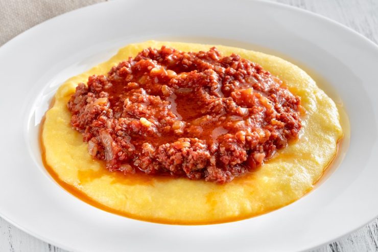 polenta con sugo di salsiccia