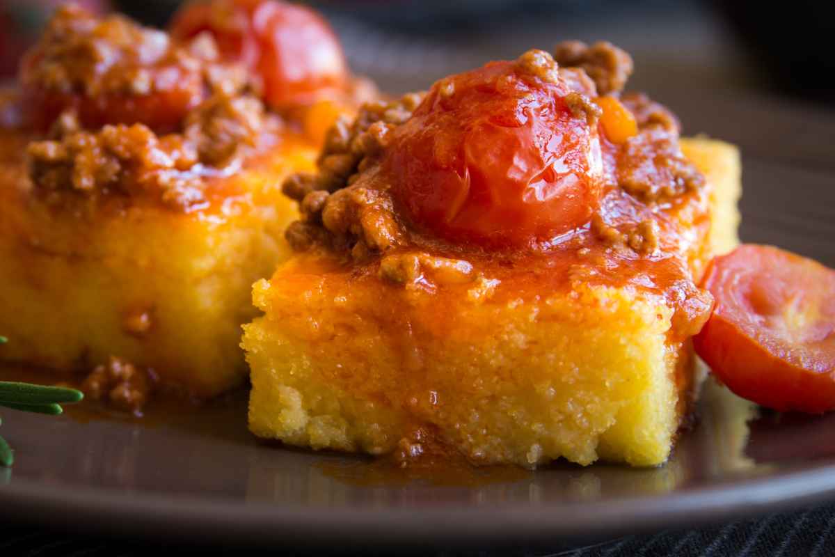 Una deliziosa polenta accompagnata da un buonissimo sugo di salsiccia