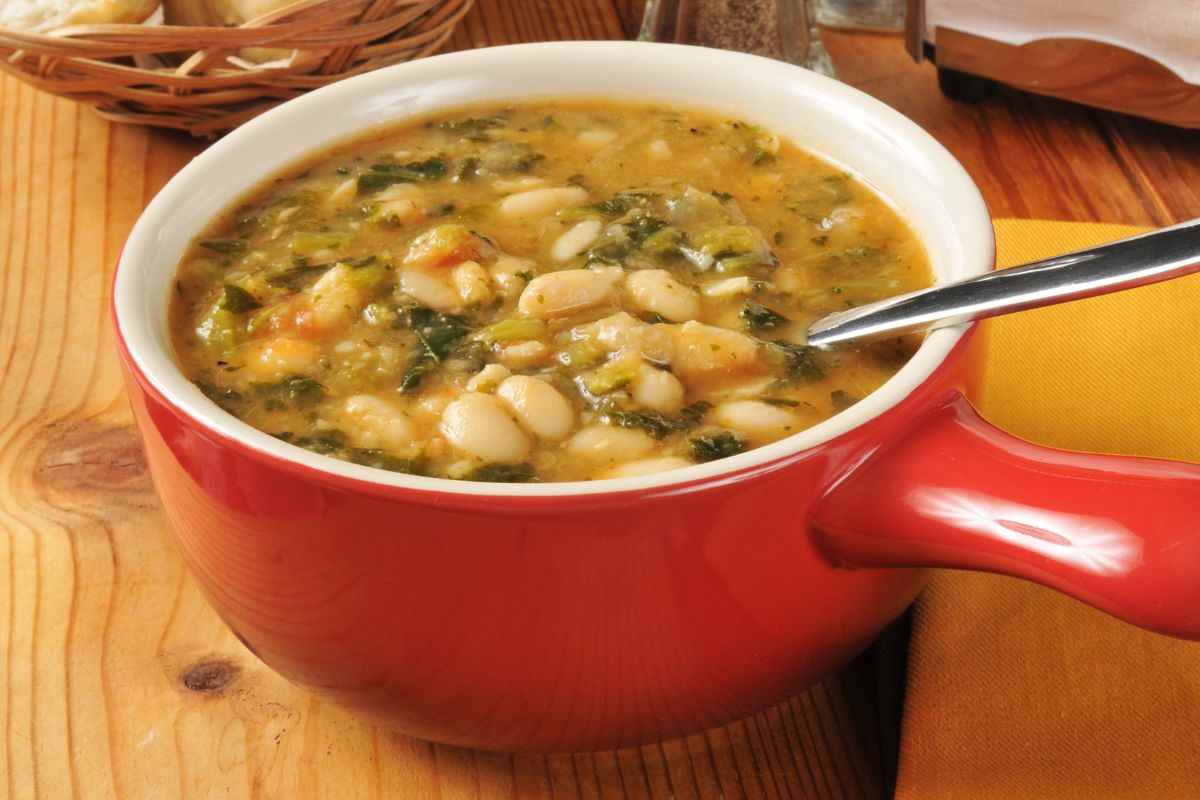 Zuppa toscana saporita e super nutriente: la “ribollita” ti rimette in sesto in un attimo