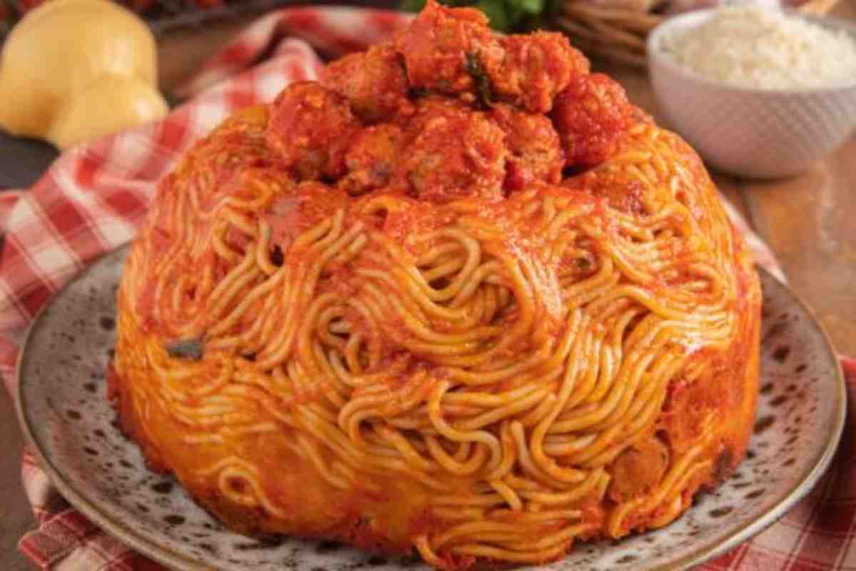 Timballo di pasta delizioso, per Capodanno sarà perfetto: con la ricetta di Sonia Peronaci incanti tutti