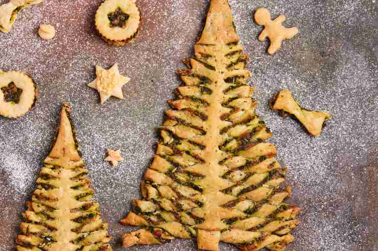 Albero di Natale di pasta sfoglia con pomodorini ricetta 