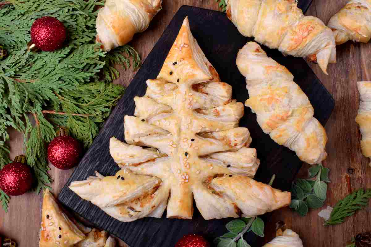 Albero di pasta sfoglia prosciutto e formaggio, l’antipasto natalizio facilissimo pronto in un lampo