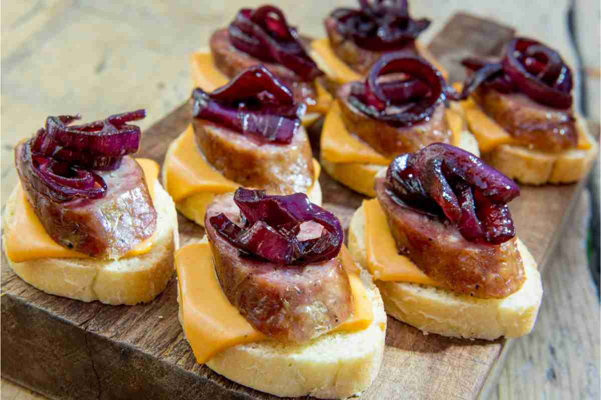 Antipasti con la salsiccia, le ricette più sfiziose e semplici da preparare per fare un figurone con gli ospiti