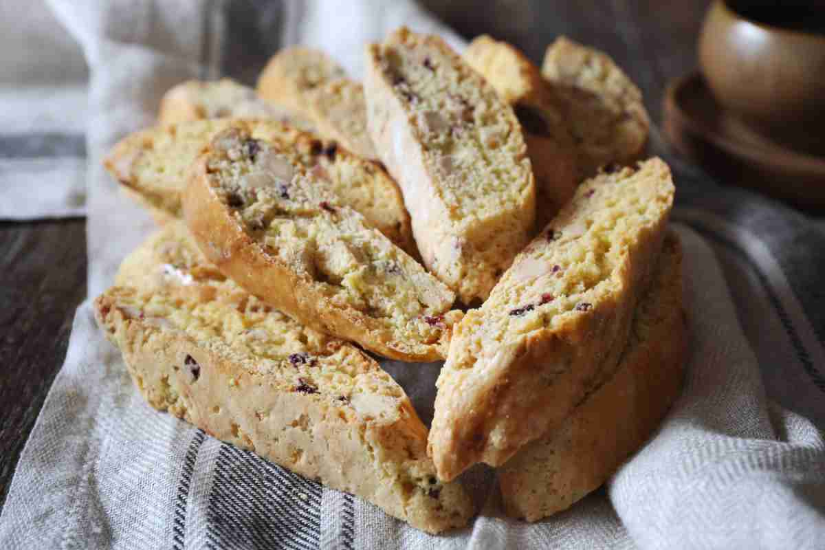 Hai mai fatto i cantuccini salati? Fragranti e sfiziosi, uno tira l’altro: mettili nel cestino del pane e sorprendi tutti