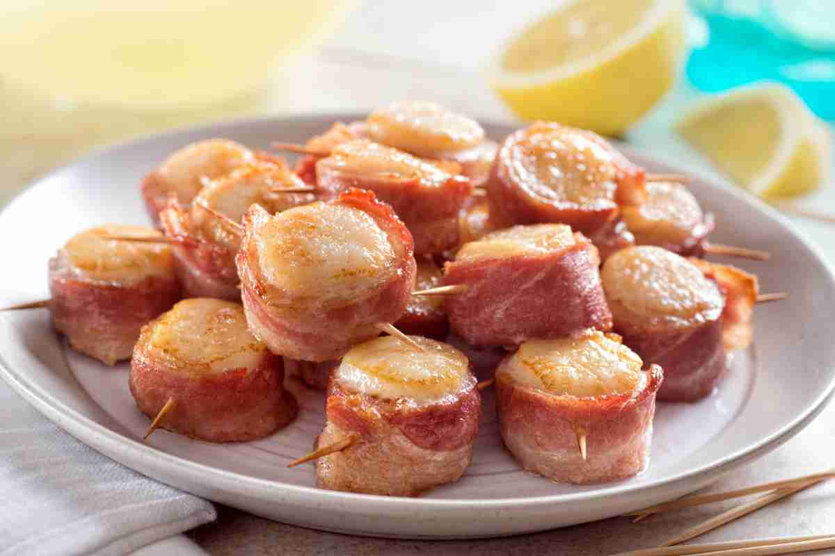 Involtini capesante e pancetta, ricetta semplice per l’antipasto raffinato