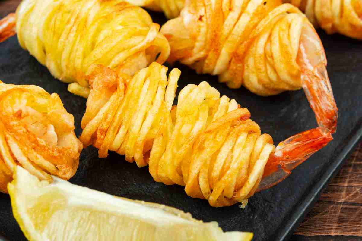 Involtini di patate e gamberetti, ricetta facile per un secondo di pesce scenografico