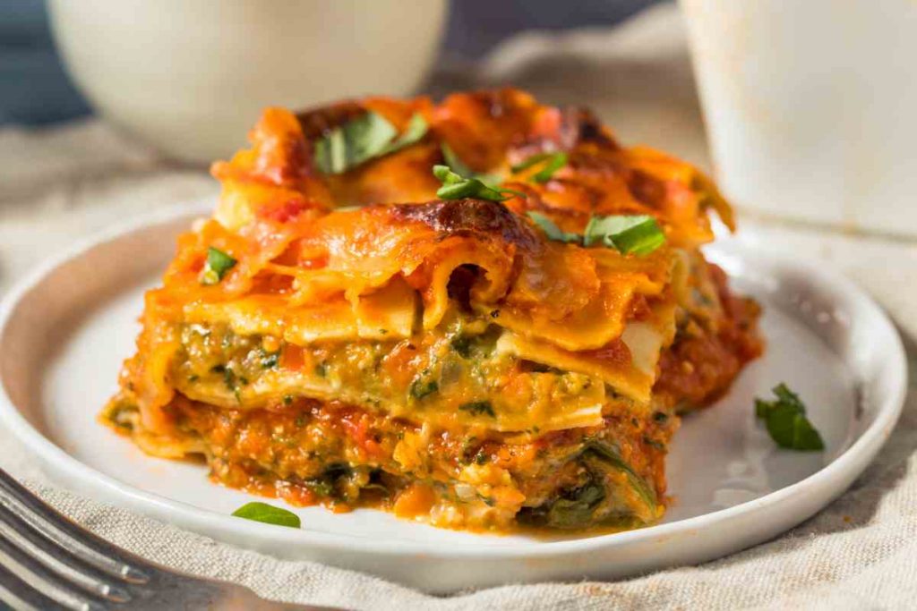 Lasagne vegetariane sfiziose in un piatto
