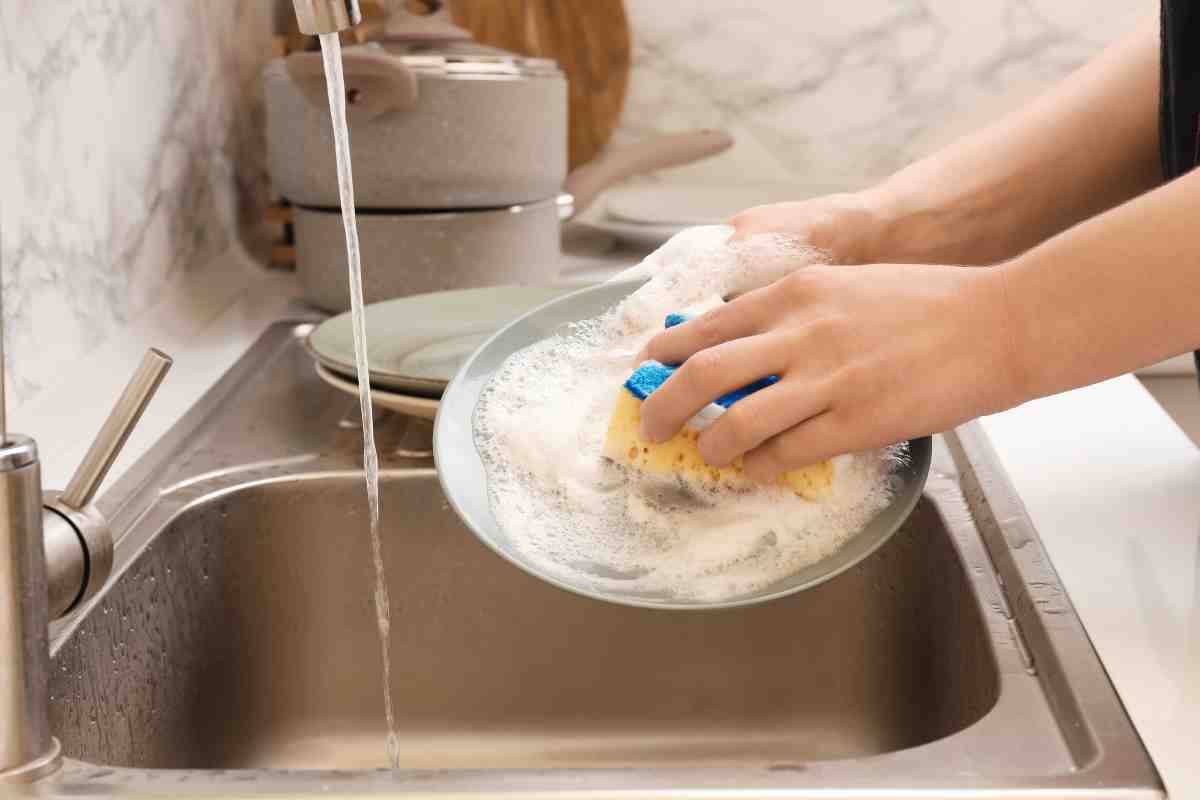 Come lavare piatti in modo sicuro