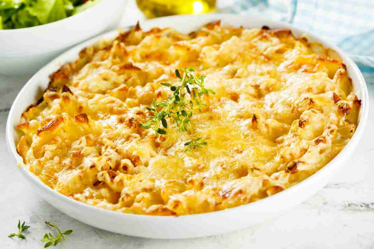 Pasta al forno bianca con la zucca, ricetta sfiziosa per un primo filante e gustoso