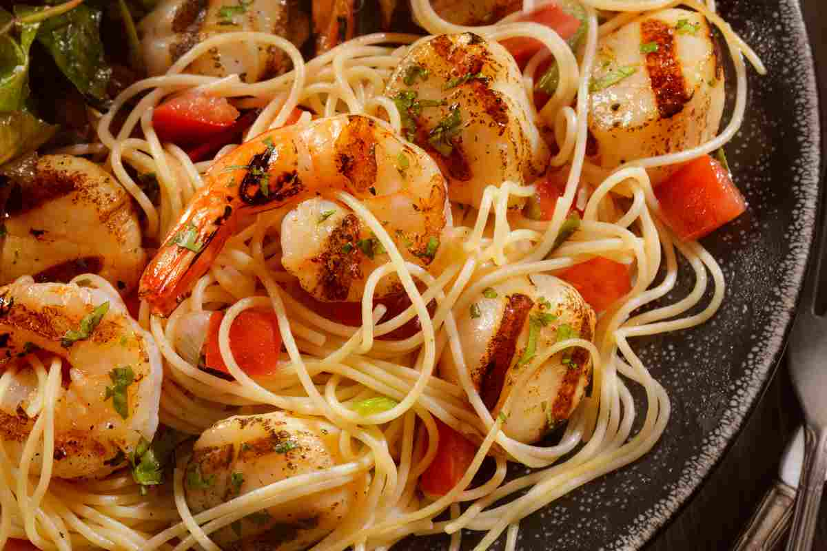 Pasta capesante e gamberetti, la ricetta del primo delizioso per sentirti come al ristorante