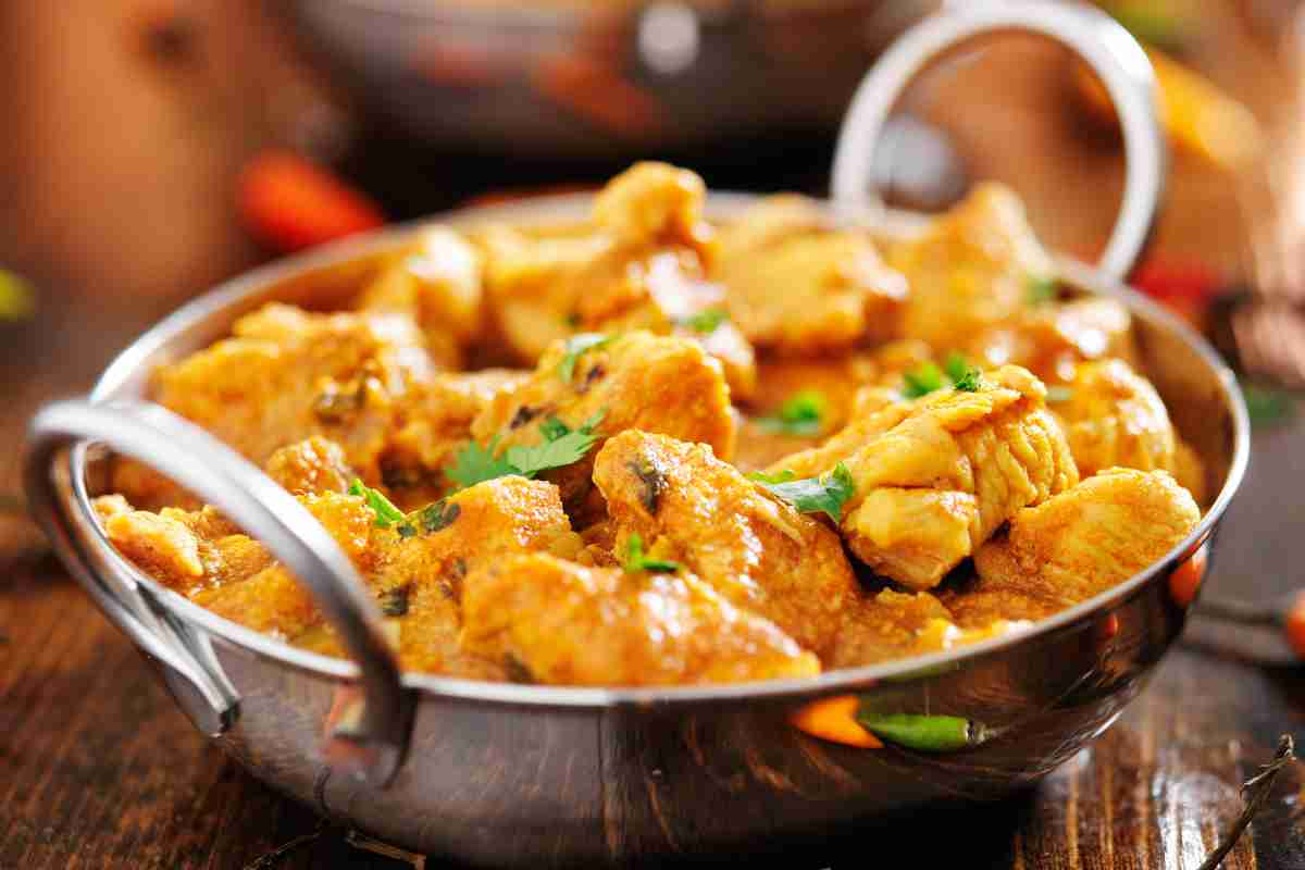 Pollo al curry veloce e cremoso, ricetta originale facile da fare