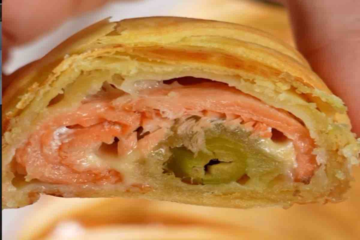 Rotolo salmone, olive e scamorza: pochi ingredienti per un rustico dal gusto sorprendente