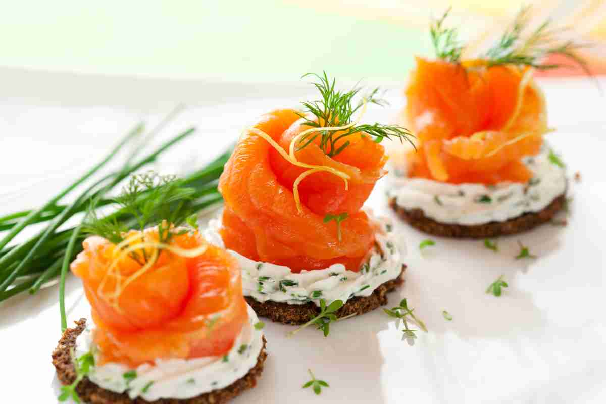 Tartine sfiziose con il salmone, ricette facili per fare colpo sugli ospiti (e soddisfare il palato)