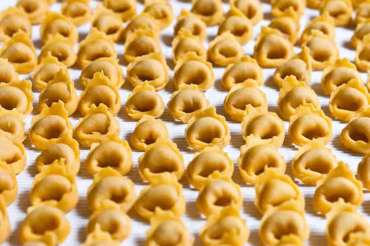 Tortellini fatti in casa, la ricetta tradizionale tramandata dalle nonne bolognesi