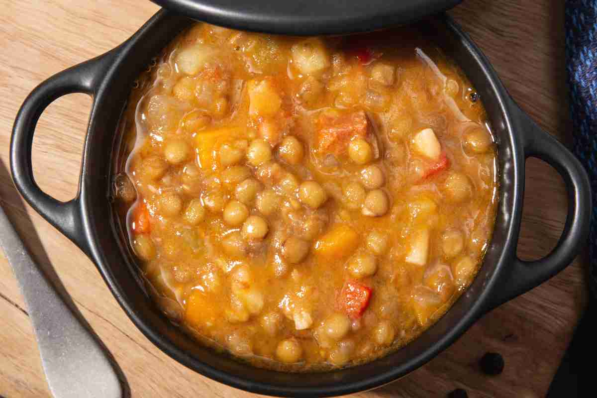 Zuppa di lenticchie e patate, ricetta facile e veloce per un piatto unico nutriente e gustoso