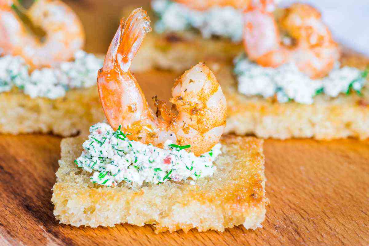 Non il classico antipasto, i gamberetti serviti su una fetta di pane fritto ti faranno fare un figurone