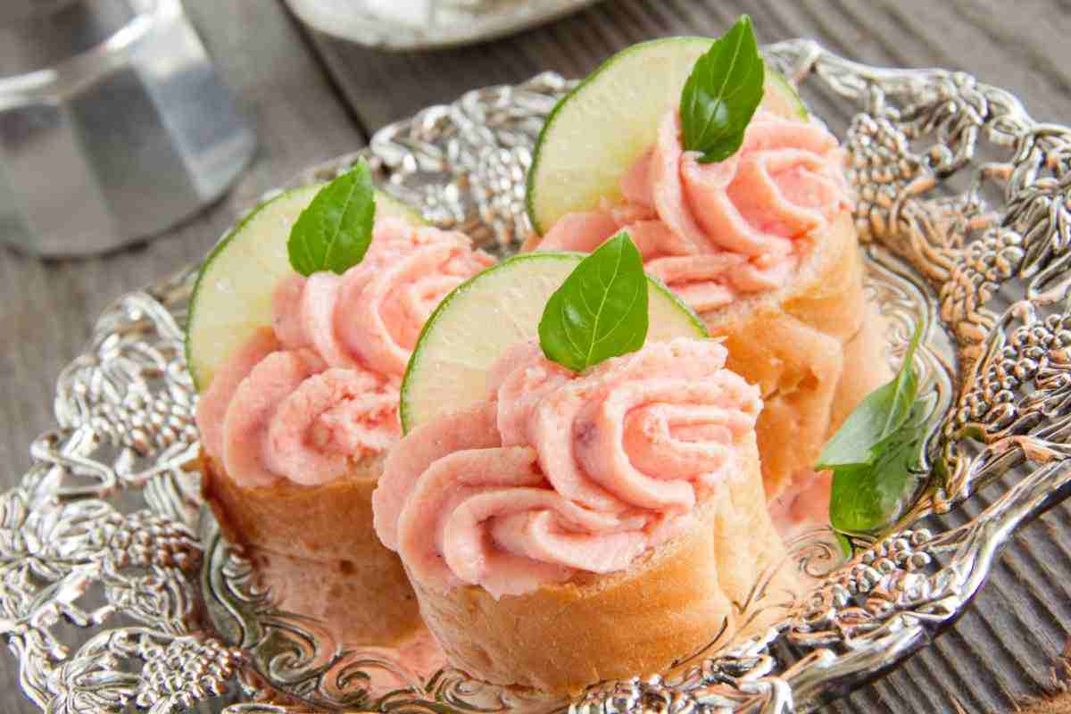 Canapè con il salmone buoni e sfiziosi, la ricetta per preparare un aperitivo in meno di 5 minuti