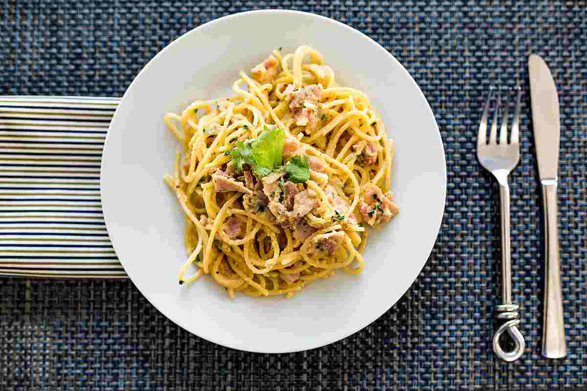 È la ‘classica’ carbonara romana, ma ancora più cremosa: provaci, ti chiederanno tutti il bis