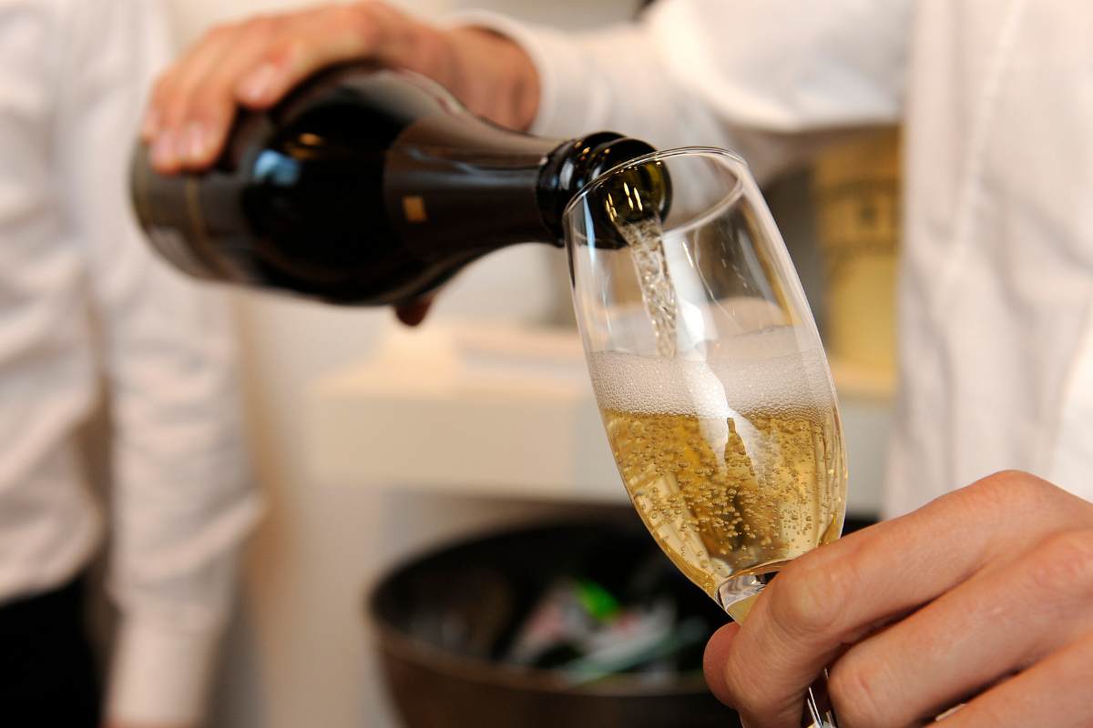 Champagne o spumante, ecco come servirli in tavola in modo raffinato: basta solo un po’ di zucchero