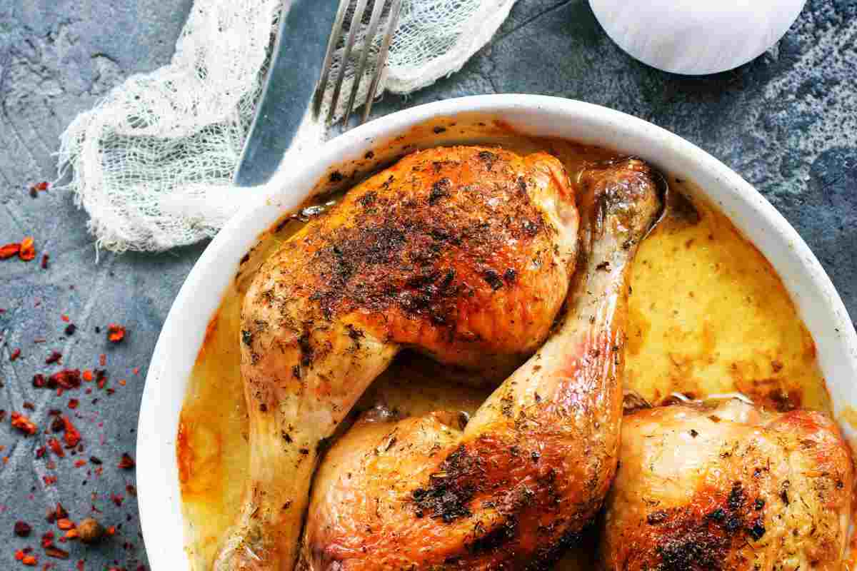 Cosce di pollo tenere e succose, il segreto sta nella cottura: il trucco per averle irresistibili