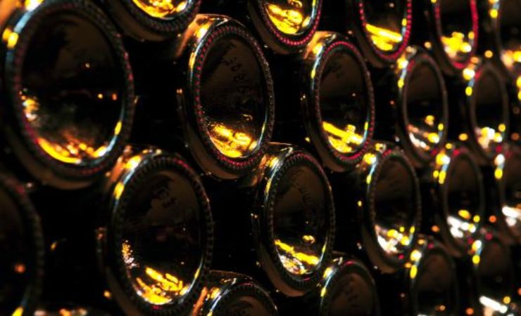dettaglio sul fondo delle bottiglie di vino