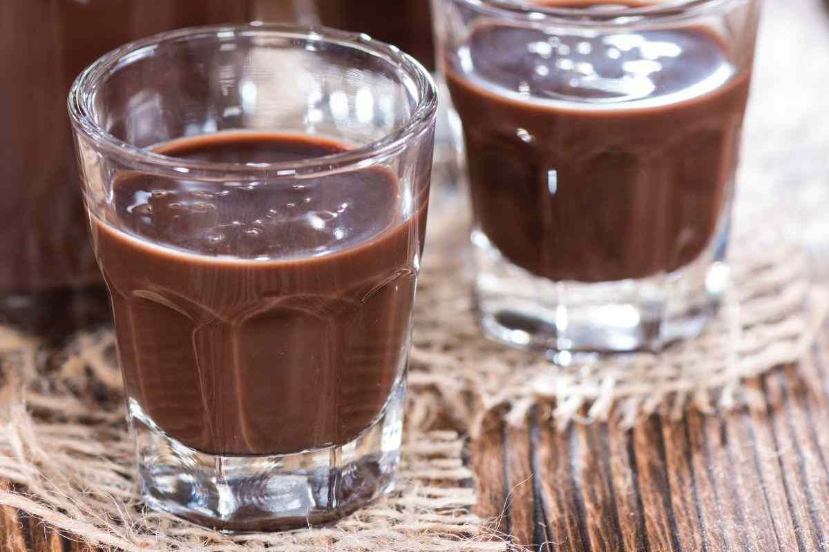 Il liquore al cioccolato se preparato in questo modo diventa una perfetta idea regalo