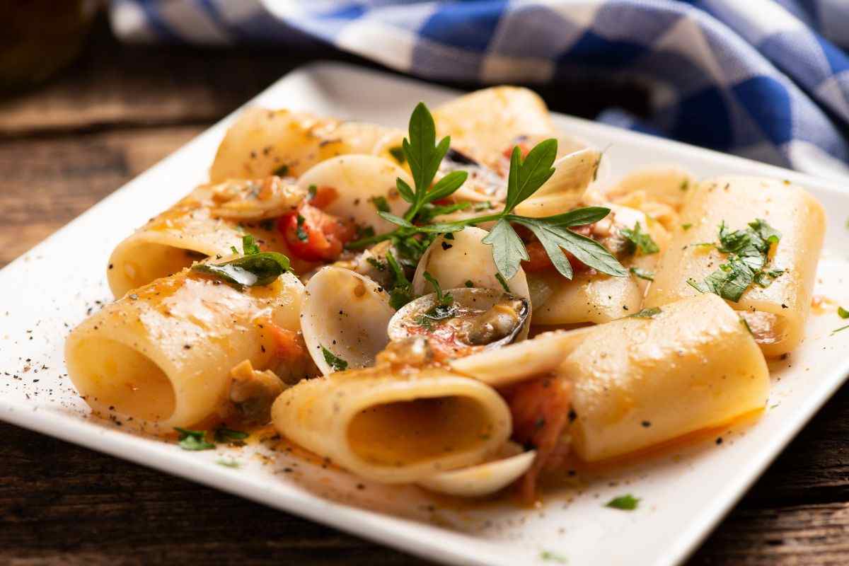 Paccheri con scampi e gamberi, il primo ideale per chi ama il pesce: il segreto è una crema speciale