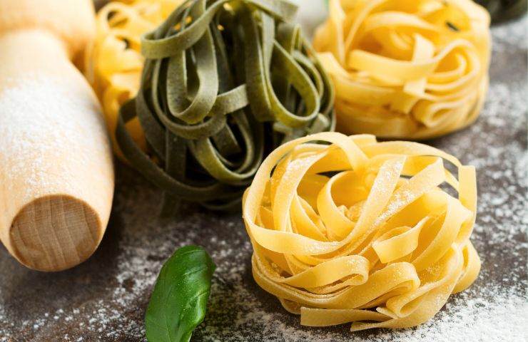 pasta paglia e fieno con salsiccia e pomodori secchi ricetta