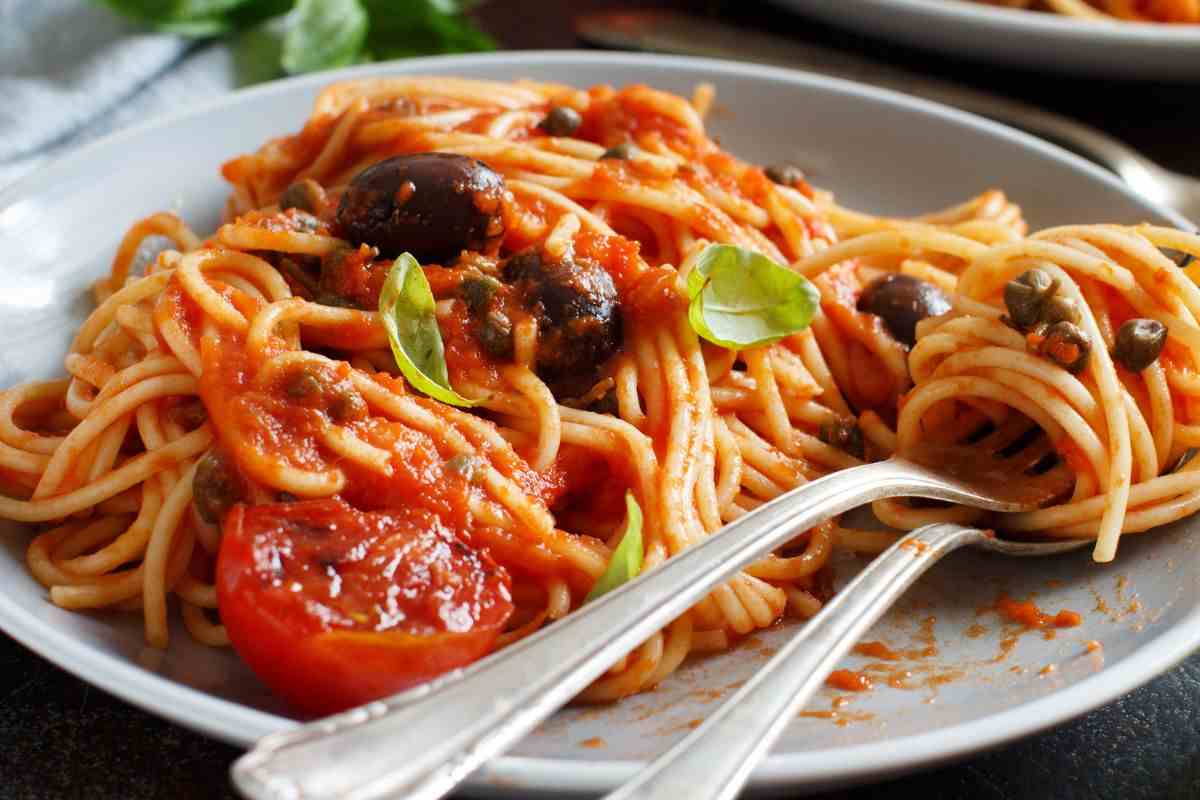 Come preparare la pasta alla trinacria, gli spaghetti alla siciliana buonissimi e facili da preparare