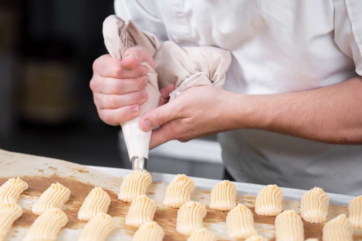 Raffioli napoletani, questa è la vera ricetta originale delle pasticcerie più antiche della città: una vera delizia