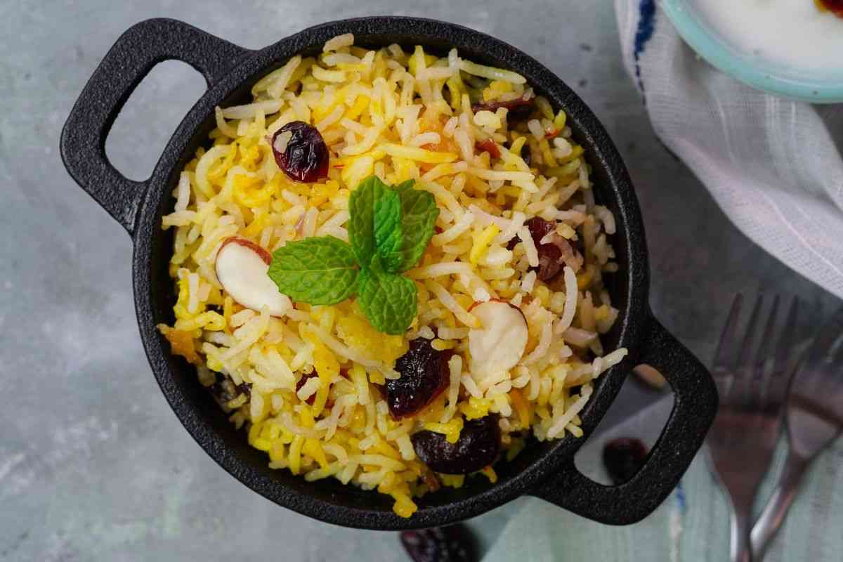 Pilaf alla greca, la ricetta del primo piatto gustoso e leggero: ideale dopo i pranzi di questi giorni