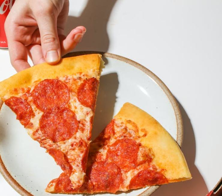 Pizza surgelata a casa: il costo