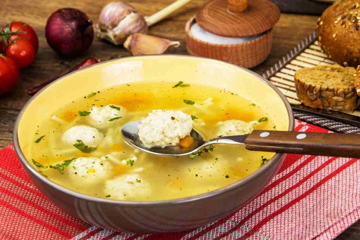 Polpette in brodo, un secondo sfizioso, caldo e saporito perfetto per i giorni di festa