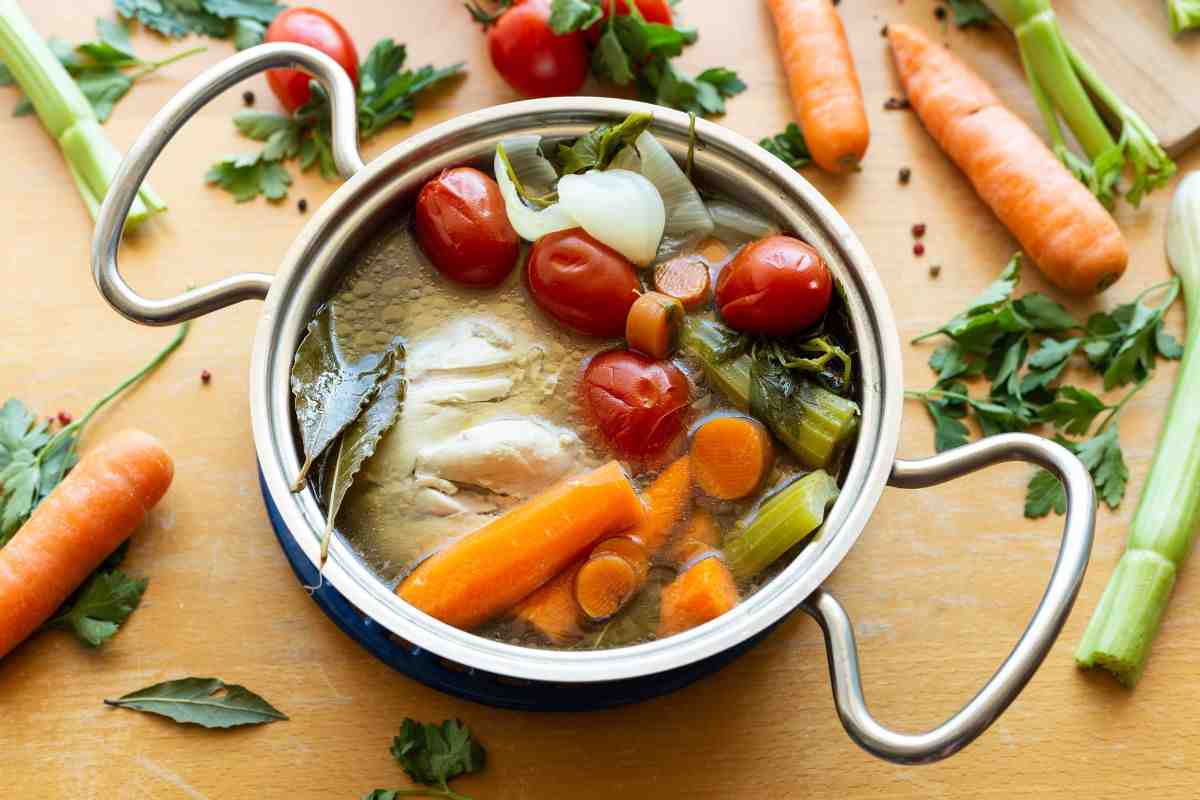 Brodo di pollo: la ricetta per un piatto caldo e gustoso