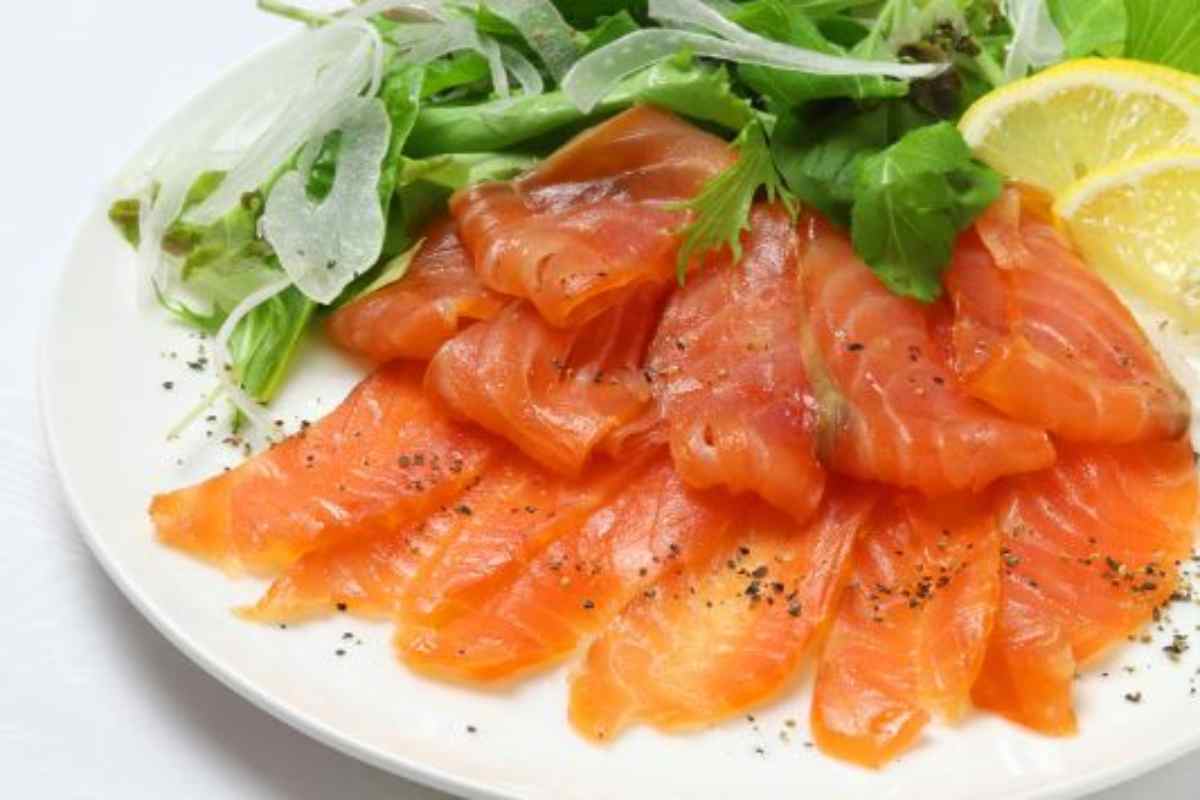 Salmone marinato, preparalo così: sarà aromatico e delicato, un antipasto veramente raffinato