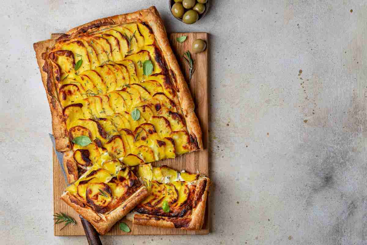 Schiacciata di sfoglia e patate: l’idea veloce e geniale per una cena sfiziosa e diversa dal solito