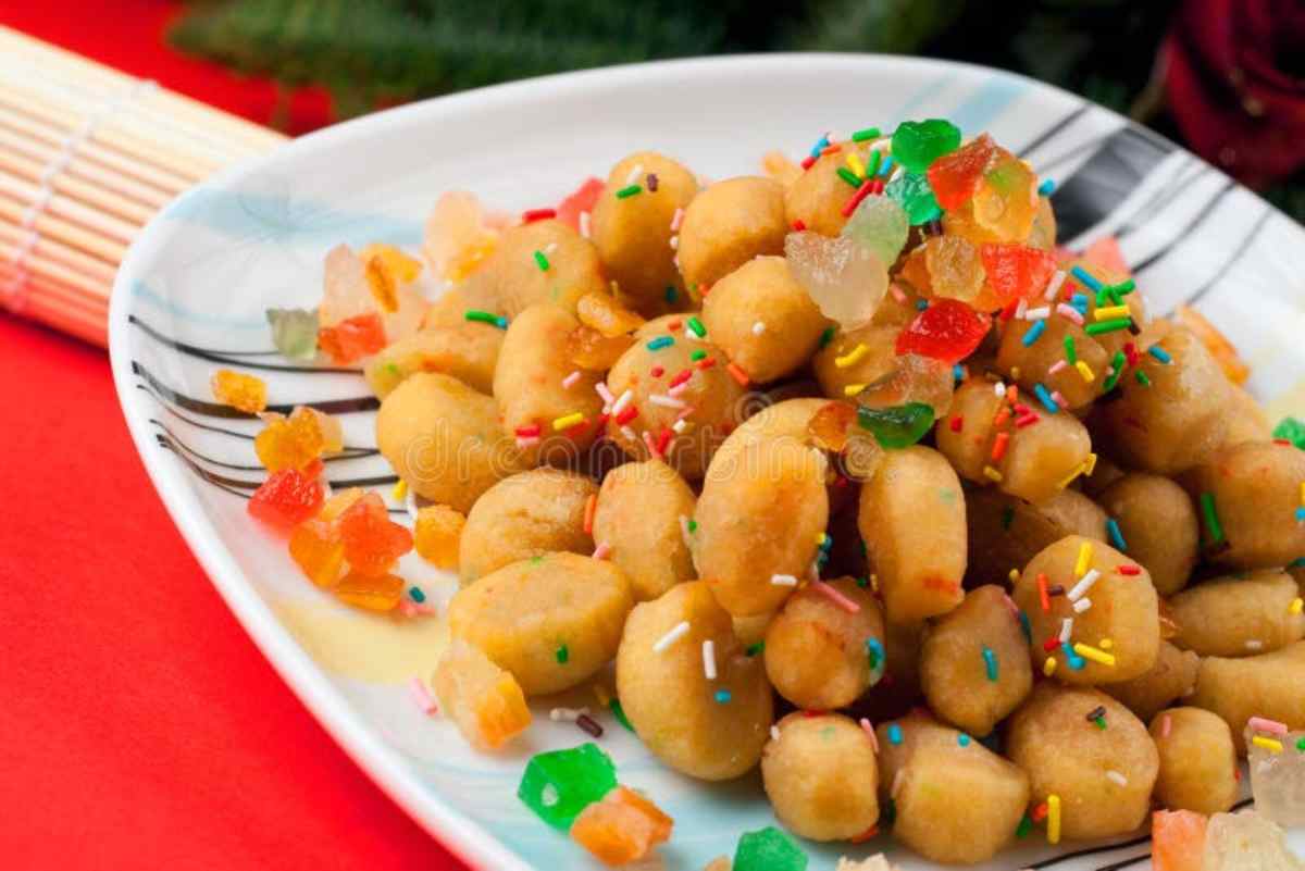 Altro che miele e canditi, da oggi gli struffoli li facciamo salati: diventeranno i protagonisti della tua tavola