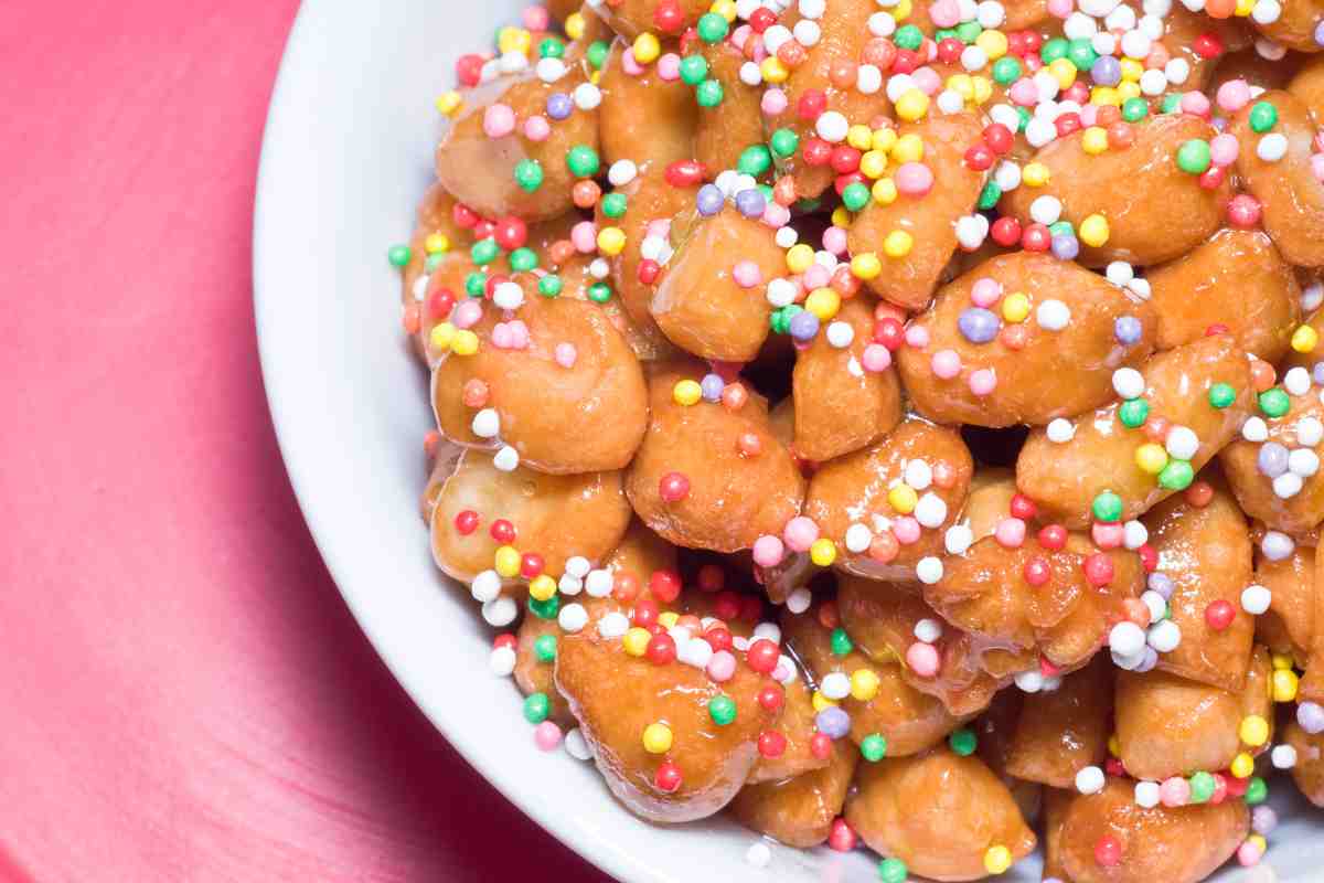 Non è Natale senza struffoli: prova questa ricetta e sarà un successo assicurato