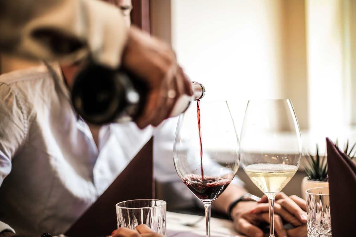 Difficoltà nella scelta del vino al ristorante? Ecco i consigli per fare bella figura